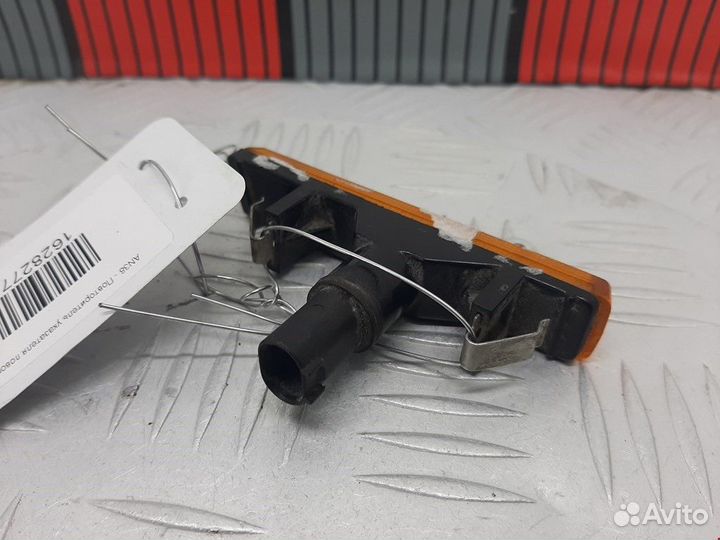 Повторитель передний левый BMW 7 E38 1998 83602041