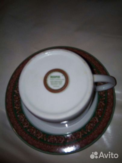 Фарфоровые чашки с блюдцами
