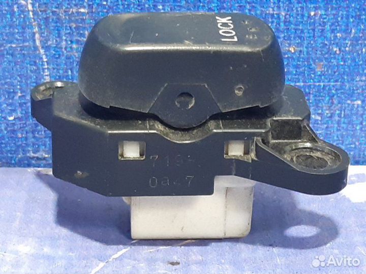 Кнопка центрального замка Mazda 3 Bk седан 2006