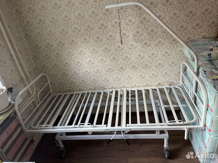 Кровать медицинская и подгузники для взрослых