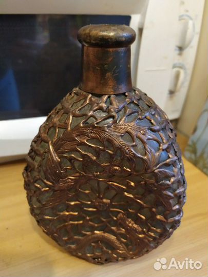 Старинная стеклянная бутыль в металлической оплётк