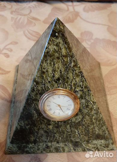 Часы из камня 