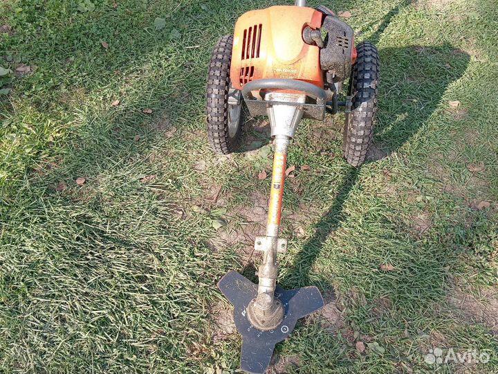 Триммер бензиновый на колесах