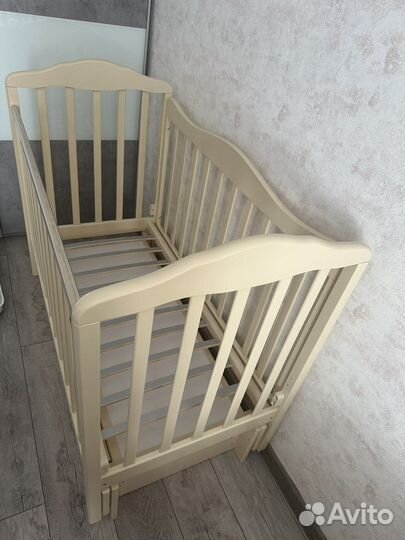 Детская кровать с мятником и матрасом