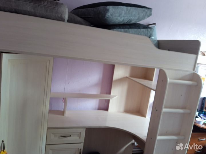 Кровать чердак со столом и шкафом