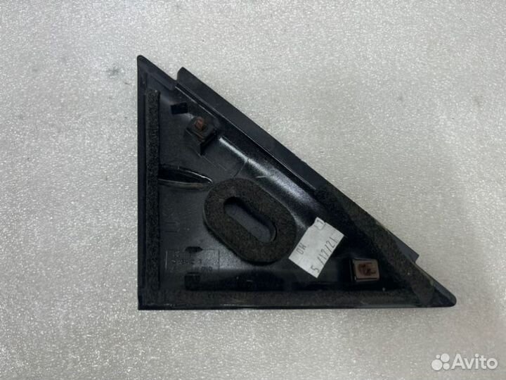 Накладка двери (уголок) передняя левая Toyota