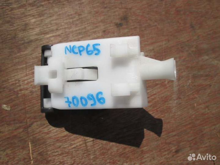 Ручка открывания капота Toyota Ist NCP65 1NZ-FE