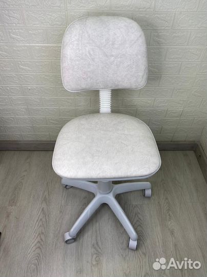 Стул со спинкой на белом пятилучье