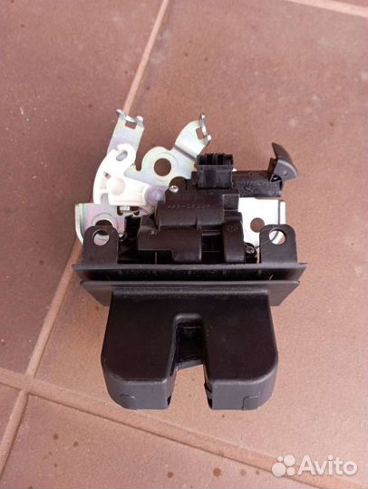 Skoda rapid Octavia A7 Замок крышки багажника