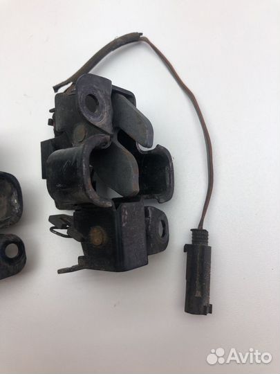 Замок капота (комплект) Мерседес 2208800160