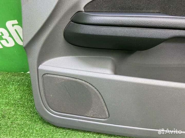 Обшивка двери передняя правая Ford Focus 2 shda