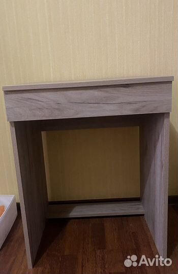 Столик туалетный с откидным зеркалом