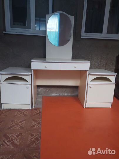 Трюмо с зеркалом