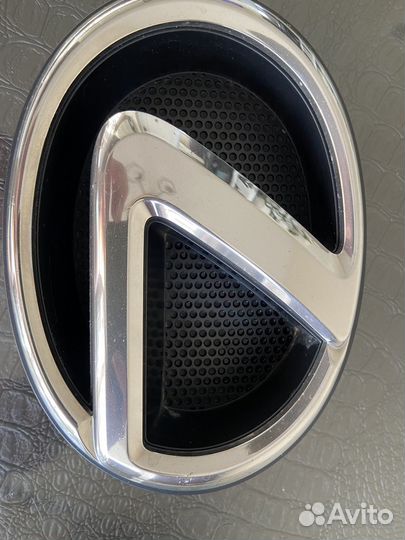 Эмблема решетки радиатора lexus gx460
