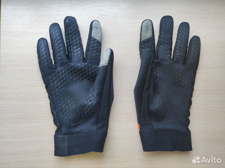 Вратарские футбольные перчатки