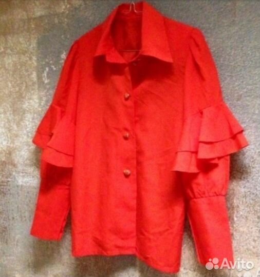 Алая модная блузка с воланами