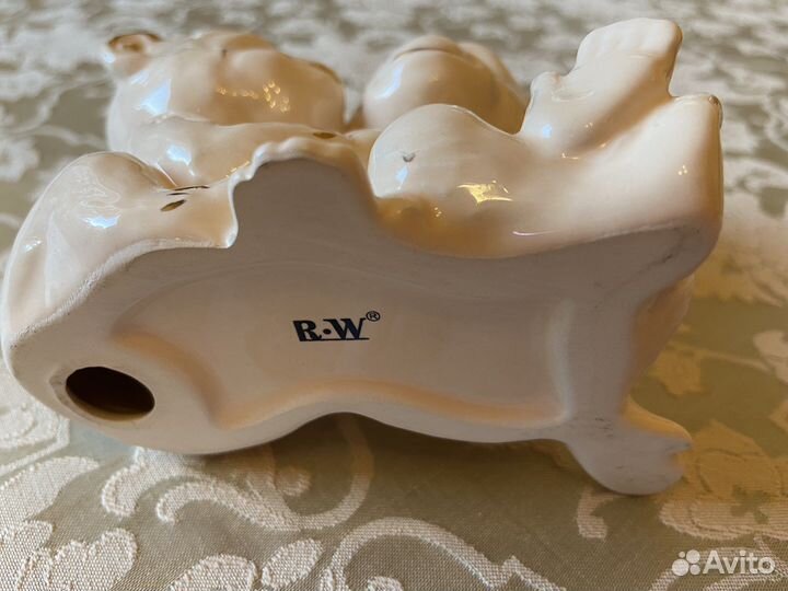 Фарфоровая статуэтка «Влюбленные обезьянки»