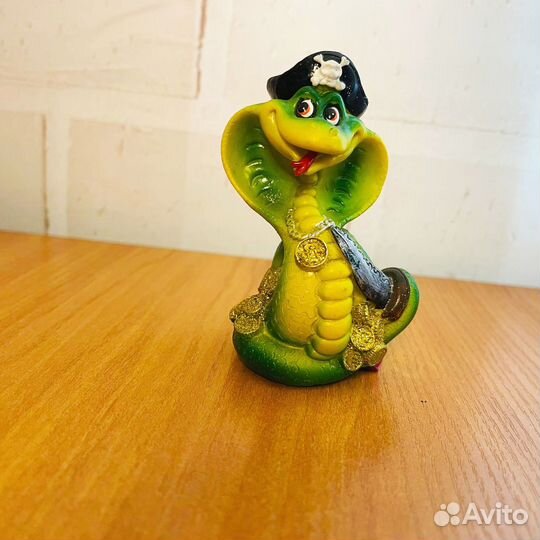 Статуэтка змея пират
