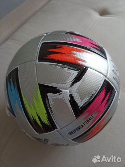 Футбольный мяч adidas uniforia