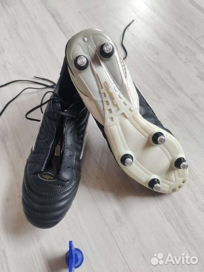 Футбольные бутсы umbro