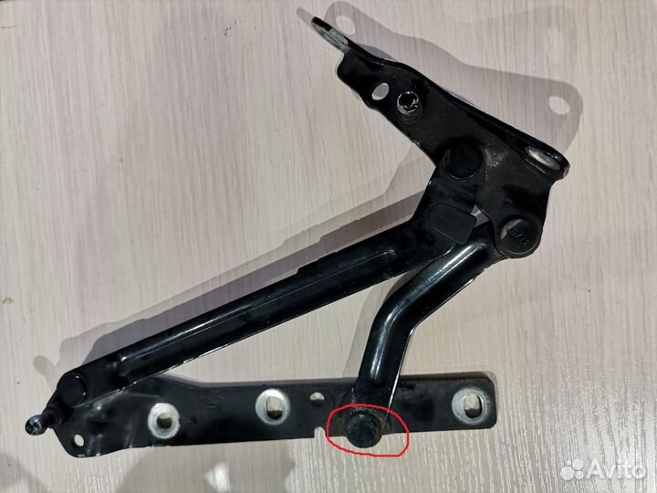 Левая петля крышки багажника Ford (седан) 1595458