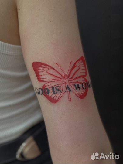 Тату мастер, модель на татуировку