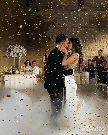 Тяжелый дым, холодные фонтаны, снег, конфетти