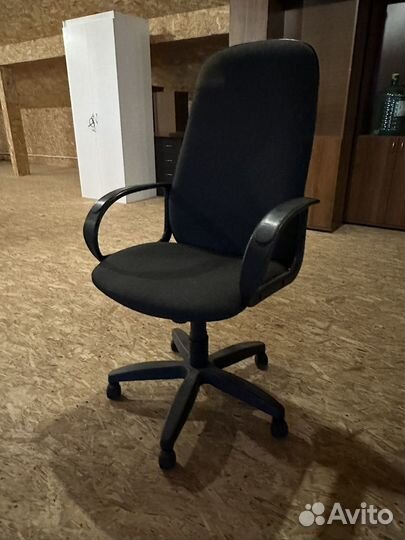 Офисное кресло