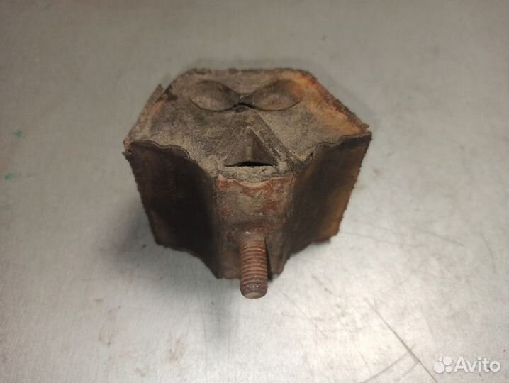 Передняя опора двигателя Audi 80 B2 VW Passat B2