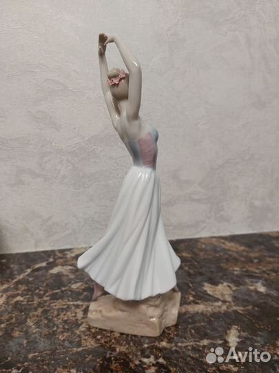 Статуэтка фарфор