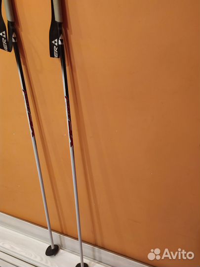 Лыжные палки и лыжи