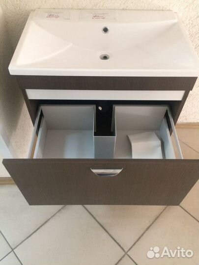 Тумба с раковиной и зеркальный шкаф