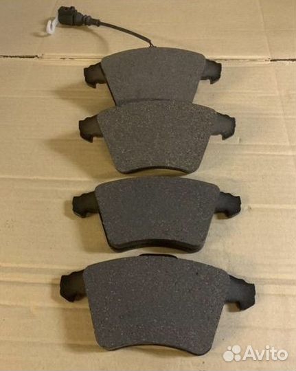 Колодки тормозные передние VAG 7H0698151a