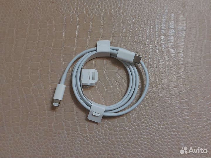 Зарядный шнур на iPhone