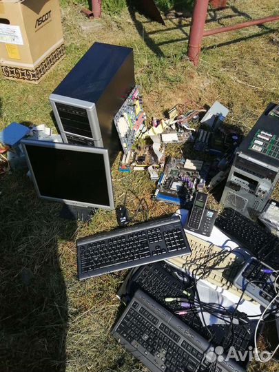 Монитор LG, 13 клавиатур, системники