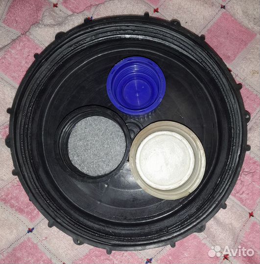 Крышки закручивающиеся разные