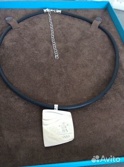 Кулон с Олимпиады 2010 в Ванкувере и кошелек