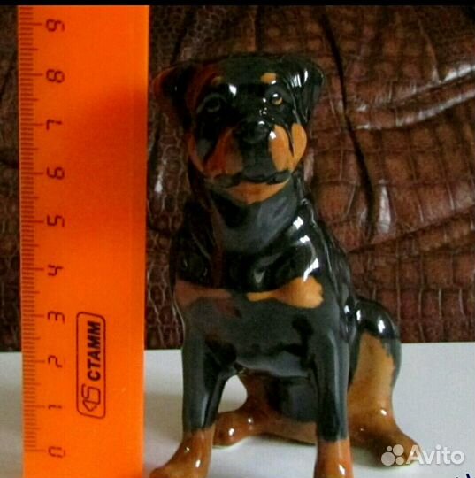 Фарфоровая статуэтка. собака ротвейлер