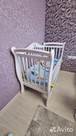 Детская кроватка с маятником и ящиком