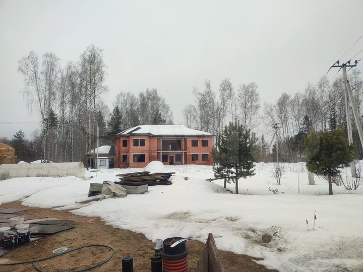 Коттедж 560 м² на участке 20 сот.