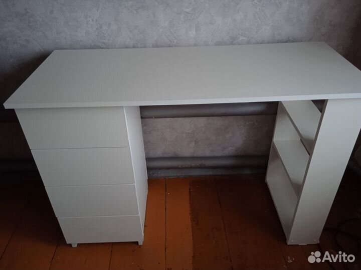 Компьютерный стол белый