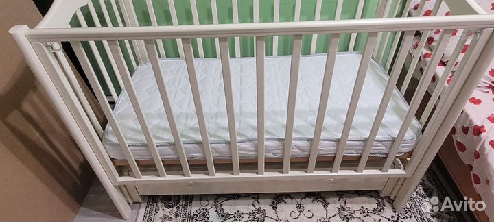 Детская кроватка с универсальным маятником