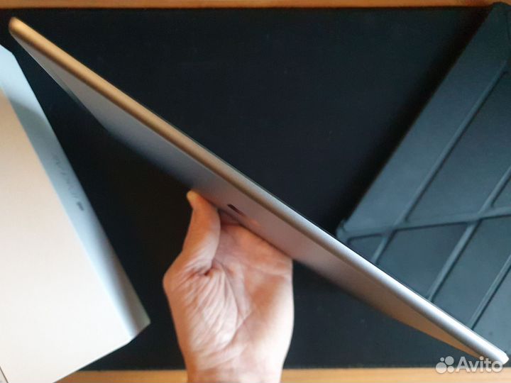 iPad Air 2 Wi-Fi + Cellular (iOS 12)