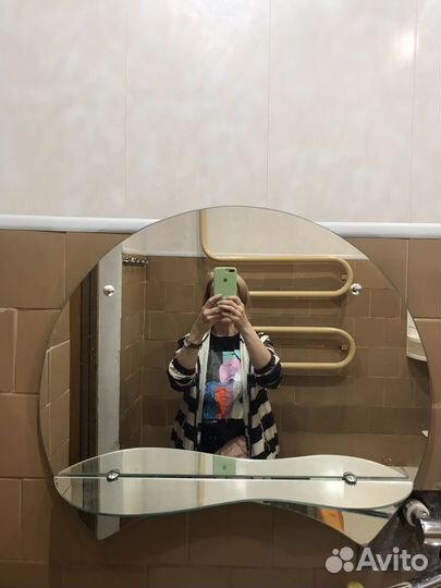 Зеркало в ванную с полкой