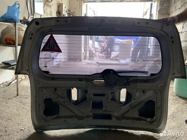 Продам крышку багажника Toyota succeed