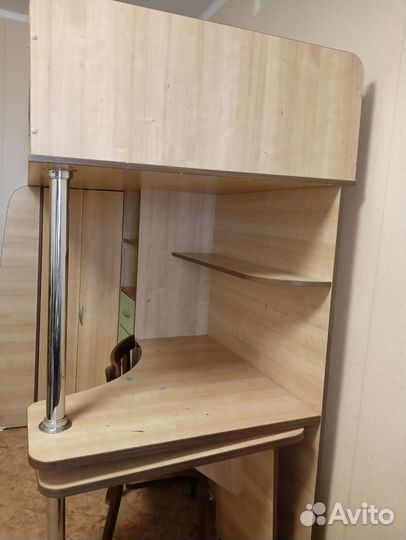 Детский уголок с кроватью и столом