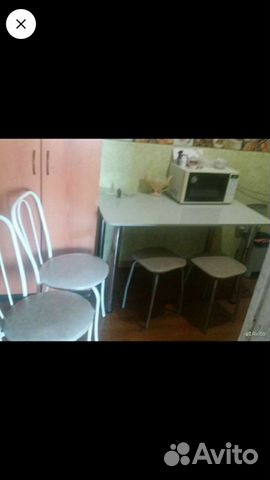 Кухонный стол и два стула со спинками