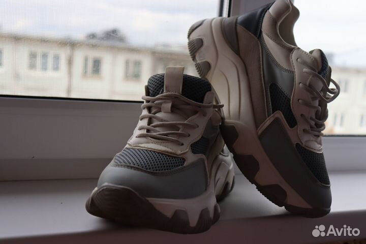 Кроссовки женские