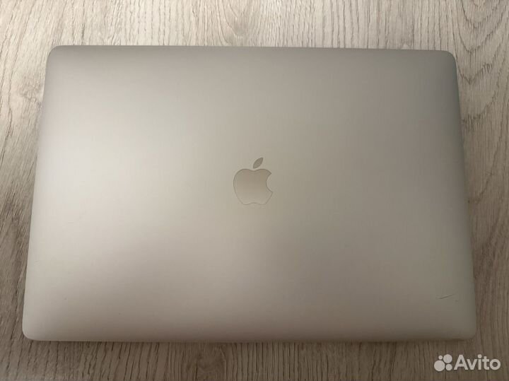 MacBook Pro 15 2018 i7 560X