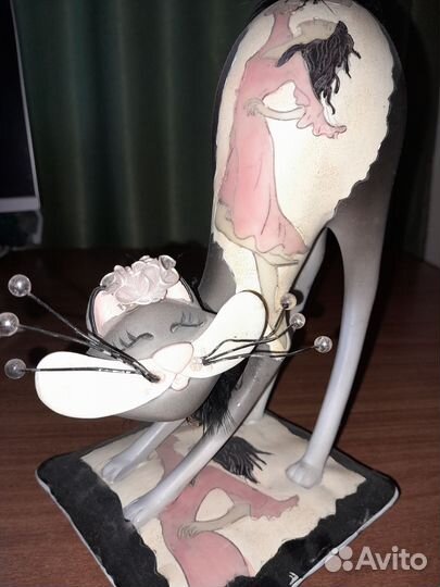 Голландские статуэтки кошки на подушке